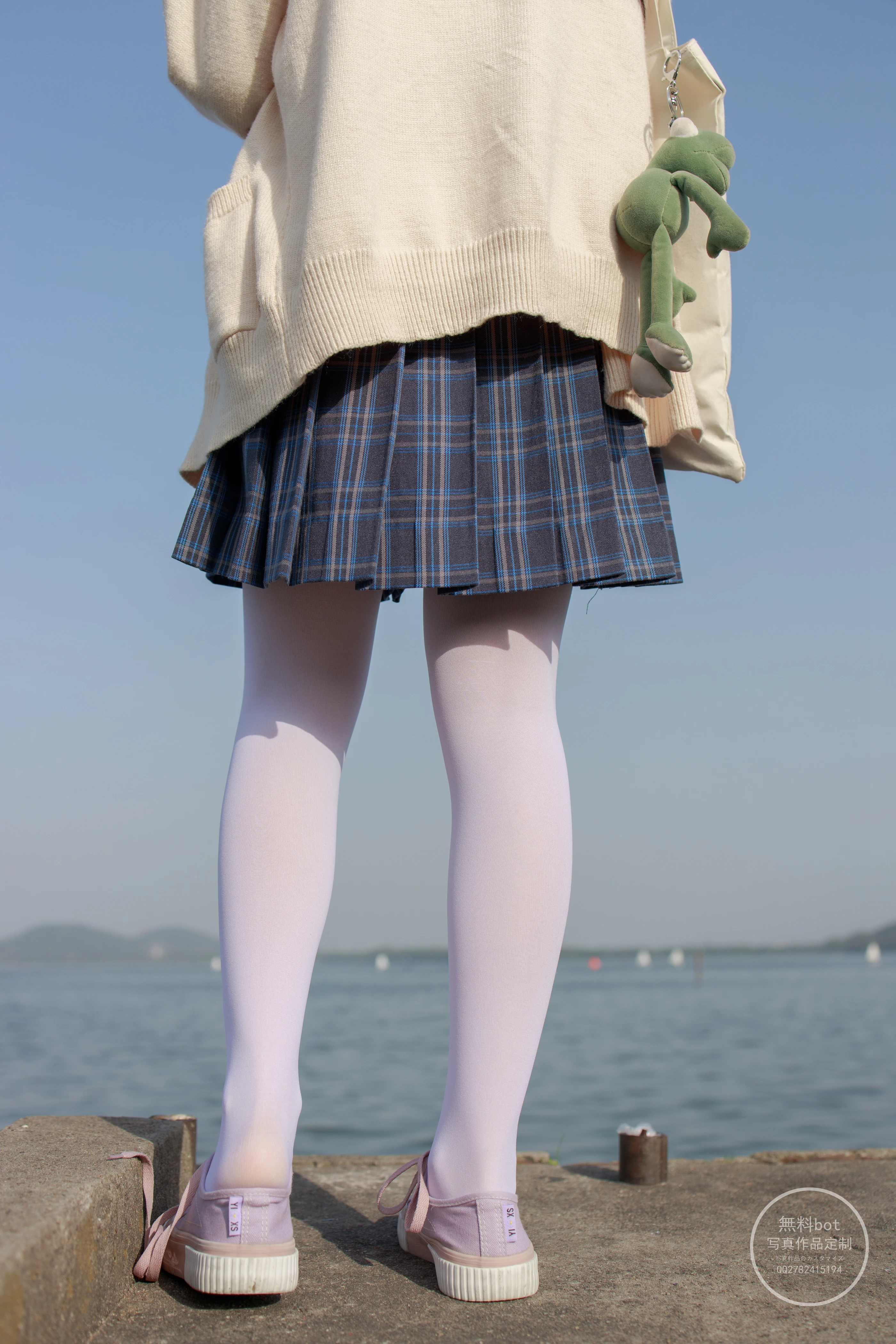 森萝财团 有料004  依依 湖边JK白丝 [77P]插图4